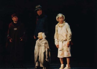 ２０００年「リア王」写真２４　リアと廃人を見つめる３人