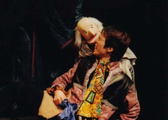 ２０００年「リア王」写真１３　オズワルドに噛み付くリア人形