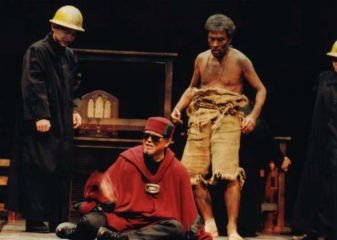 ２０００年「リア王」写真３２　グロスターとトム（エドガー）その２