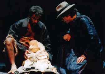 ２０００年「リア王」写真４０　亡くなった王を見つめるケントとエドガー