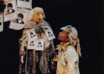 ２０００年「リア王」写真１５　リア王人形と道化